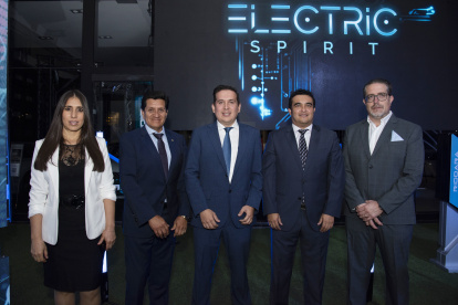 María Fernanda Espinosa, Paul Flores, Alejandro Santillán, Francisco Manzano y Bernardo Wohlermann