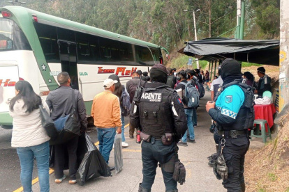 Policía Nacional y agentes municipales realizan los controles en el transporte y espacio público