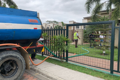 Interagua aseguró que dotó de agua a las familias afectadas, sin embargo hubo quejas de que la entrega no llegó a todos.