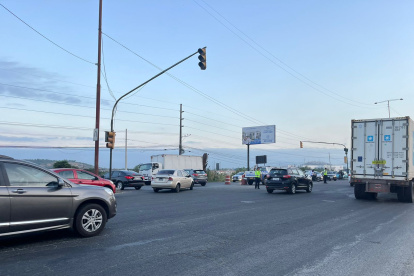 Las vías internas que conectan a las etapas de la Joya han empezado a congestionarse ante la falta de funcionamiento de los semáforos.