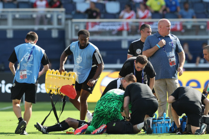 El árbitro asistente 2 Humberto Panjoj de Guatemala es atendido por el portero canadiense Maxime Crepeau y los equipos médicos luego de que Panjoj colapsara.