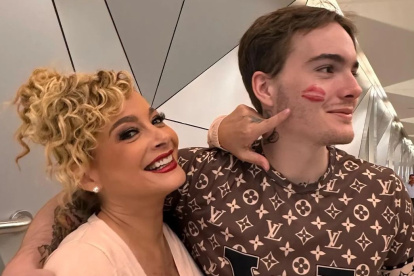 Alejandro con su madre.