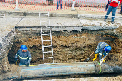 En el sitio se hicieron trabajos de excavación y de retiro de escombros, como paso previo al reemplazo del tramo de la tubería.