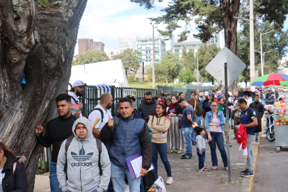 Más de 100 ciudadanos venezolanos formaron una larga fila para recibir su pasaporte, en la sede de la Casa de la Cultura, en Quito.
