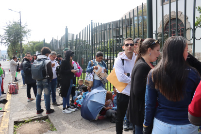 Las personas de atención prioritaria formaron otra fila, durante la entrega de pasaportes venezolanos en Quito.