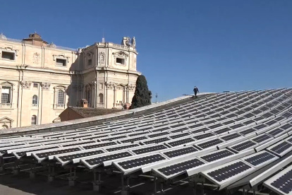 Una imagen de la parte superior del Aula Pablo VI, donde el Vaticano comenzó su transición ecológica con la instalación en 2008 de paneles solares.