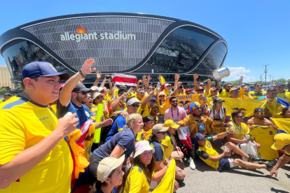 Más de 500 hinchas tricolores corearon las canciones de la Tri.