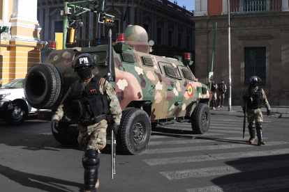 Fotografía de un tanque militar frente a la sede del Gobierno de Bolivia, este miércoles en La Paz (Bolivia).