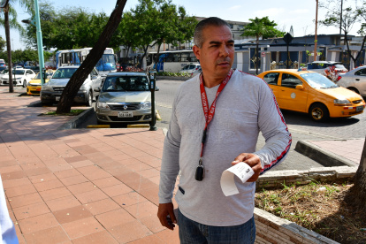 Carlos Garzón se lamentaba luego de recibir la multa por supuestamente exceder el tiempo límite de parqueo, la mañana de este miércoles 26 de junio.