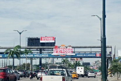 Escenario. Tanto las vallas gigantes, ubicadas en el parterre, como la del paso peatonal tienen los sellos.