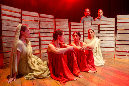 "La toma de la escuela" que se presenta en Quito es una adaptación de la dramaturga Rosario Francés de la propuesta de la también dramaturga Helene Cixous.