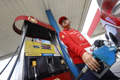 El alza del precio de gasolinas regirá desde este 28 de junio.