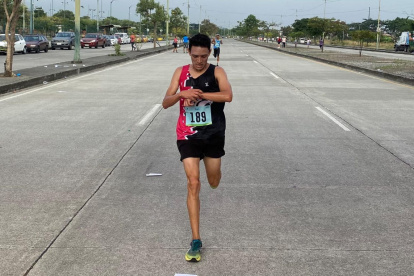 Wesley Mancilla mientras llegaba a la línea de meta el fin de semana.