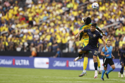 El delantero de Jamaica Shamar Nicholson (L) y el mediocampista de Ecuador Alan Franco (R) desafían el balón durante la primera mitad del partido del grupo B de la CONMEBOL Copa América 2024 entre Ecuador y Jamaica, en Paradise, Nevada, EE. UU., 26 de junio de 2024.