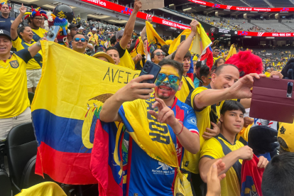Celebración de los hinchas ecuatorianos en el encuentro frente a Jamaica.