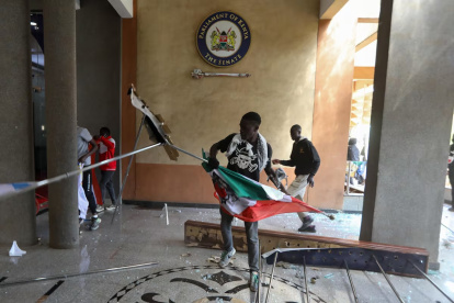 Nairobi. Manifestantes causan daños en el edificio del Parlamento.