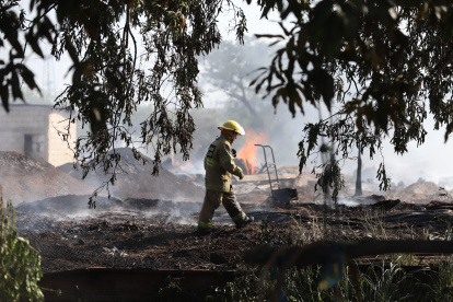 En escombros, así quedó la fábrica de madera consumida por el fuego.