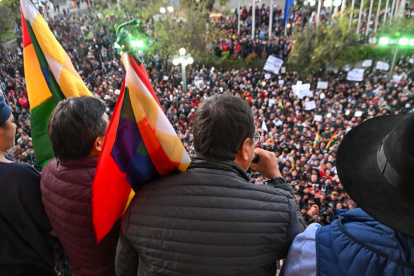 Luego de la retirada de los militares alzados en armas, Arce salió al balcón del Palacio Presidencial junto a su Gabinete.
