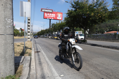 Un motorizado de la Policía circuló por la avenida del Bombero, en el norte de Guayaquil.