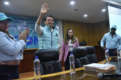 Entregaron aproximadamente 10 mil firmas que deberán ser procesadas por el CNE.