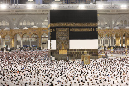 La Meca. Musulmanes rezan alrededor de la Kaaba, el 12 de junio de 2024.