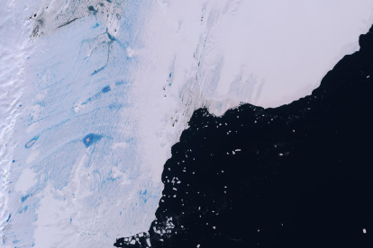 Agua de deshielo acumulada y aguanieve en la plataforma de hielo Tracy Tremenchus, que desemboca en el Océano Austral.