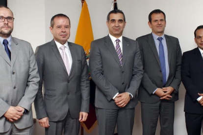 Ricardo Morales Vela (extremo derecho) tuvo varios cargos durante la presidencia de Gustavo Jalkh (centro) en el Consejo de la Judicatura.
