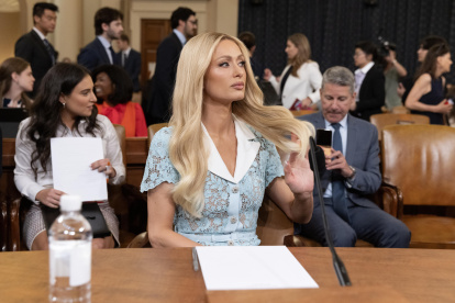 Paris Hilton (centro) comparece ante la audiencia del Comité de Medios y Arbitrios de la Cámara de Representantes titulada "Fortalecimiento del bienestar infantil y protección de los niños de Estados Unidos", en el Capitolio de Washington, DC, EE.UU.