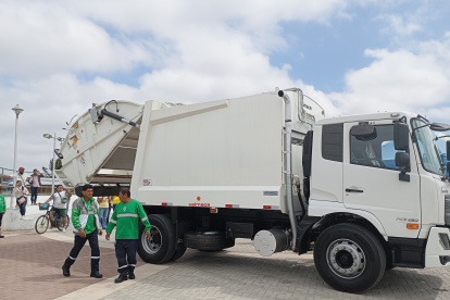 En la imagen, uno de los recolectores que llegó la tarde de este 27 de junio a Playas para limpiar la ciudad.