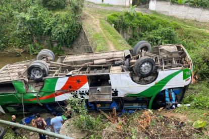 El conductor se habría detenido cerca del puente y al continuar la marcha se salió de la vía y cayó por el puente.