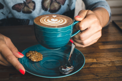 Métodos como el café filtrado o de prensa francesa pueden ser más saludables que los cafés instantáneos o expreso con aditivos.