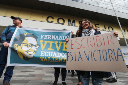 Familiares y amigos del asesinado candidato presidencial ecuatoriano Fernando Villavicencio realizan un plantón frente al complejo judicial en el que debe desarrollarse el juicio por el crimen, este jueves en Quito (Ecuador).