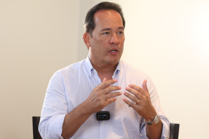 Henry Cucalón fue cercano al Partido Social Cristiano mientras laboró en el Municipio de Guayaquil y la Asamblea Nacional. Luego fue ministro de Gobierno de Guillermo Lasso.