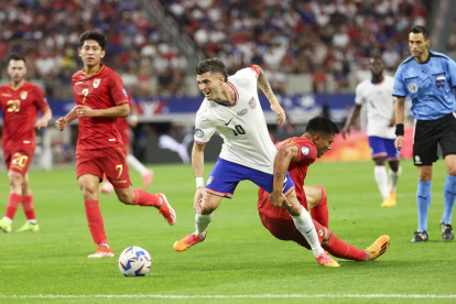El delantero estadounidense Christian Pulisic (C) y el centrocampista boliviano Héctor Cuellar (d) en la Copa América 2024.