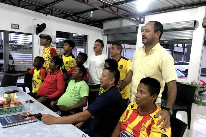 Luis Valencia y Byron Cedeño se ubicaron en el centro de la mesa para seguir el juego ante Jamaica.