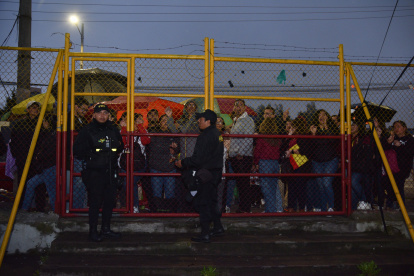 Los aficionados pedían ingresar desde los exteriores del coliseo Rumiñahui.
