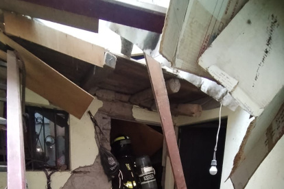 Personal de Bomberos Quito se encuentra brindando atención a las personas afectadas