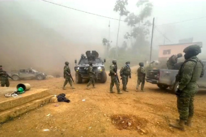 Personal de las Fuerzas Armadas y la Policía llegaron a la zona minera, que es de difícil acceso .