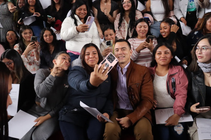 Daniel Noboa en una la entrega de Becas Futuro Femenino.