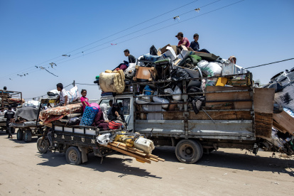 Palestinos huyen de los campos de desplazados ante el avance del Ejército israelí al oeste de Rafah, en el sur de la Franja de Gaza.