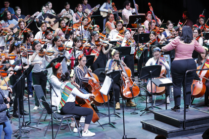 Integrantes del Mariachi Femenil de Tecolotlán "Ana Bertha Lepe" ensayan el 22 de junio de 2024 en el Centro Nacional de las Artes Delia Zapata Olivella, en Bogotá (Colombia).