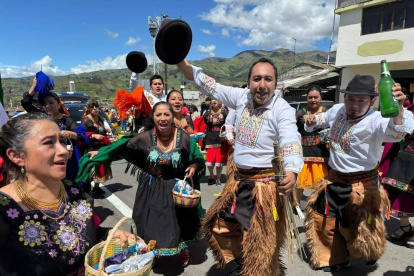 La comunidad católica participa con diferentes actividades y en las comparas de los disfrazados