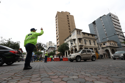 Un tramo de la avenida 9 de Octubre está cerrado al tránsito vehicular.