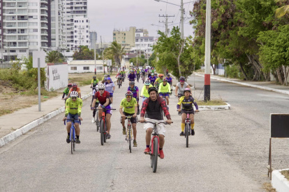Decenas de ciclistas y aficionados al deporte participaron del ciclopaseo por el mes del medio ambiente.