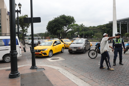 En Lizardo García y 9 de Octubre los vehículos fueron desviados.