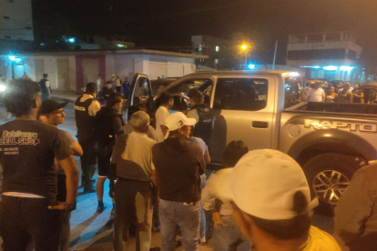 Escena. La camioneta se estacionó en un comando de la policía.