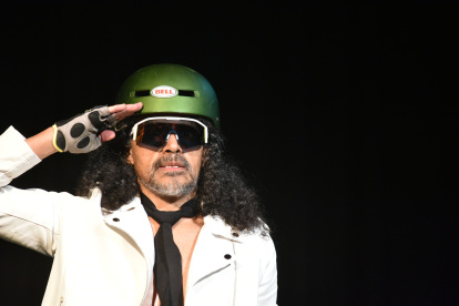 El actor Pablo Tatés interpretó el monólogo "Libres" en el Ocho y Medio, en la capital.