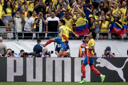 Luis Díaz (L) de Colombia celebra con Johan Mojica (R) de Colombia luego de que Díaz anotara el primer gol contra Costa Rica en un penal durante la primera mitad de la CONMEBOL Copa América 2024.