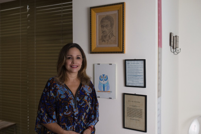 "Entre las líneas del tiempo" es la quinta novela de la autora guayaquileña Karyna Arteaga García.