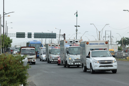 Caravana. A las 08:20 de ayer, los vehículos policiales y forenses cruzaron el puente de la Unidad Nacional. En los camiones forenses iban los cadáveres.